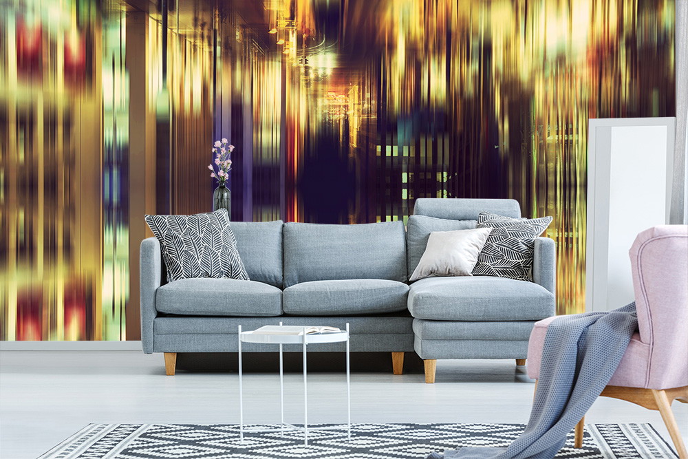Papier peint photo - Canapé gris dans un salon moderne avec un mur abstrait coloré en arrière-plan