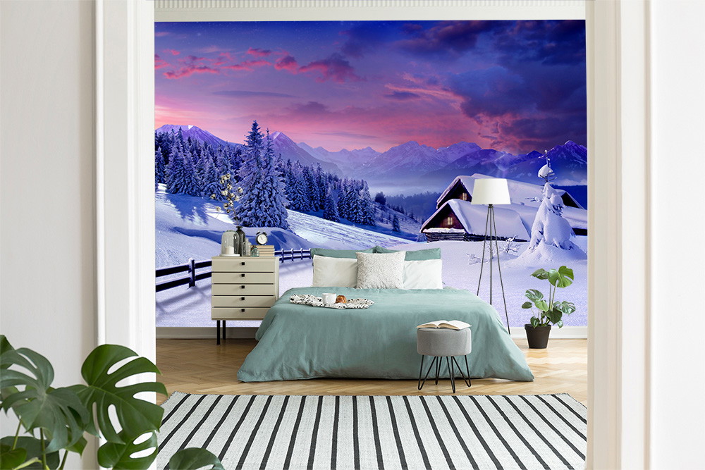 Fototapete - Gemütliches Schlafzimmer mit einer Fototapete von einer verschneiten Winterlandschaft und Bergen bei Sonnenuntergang