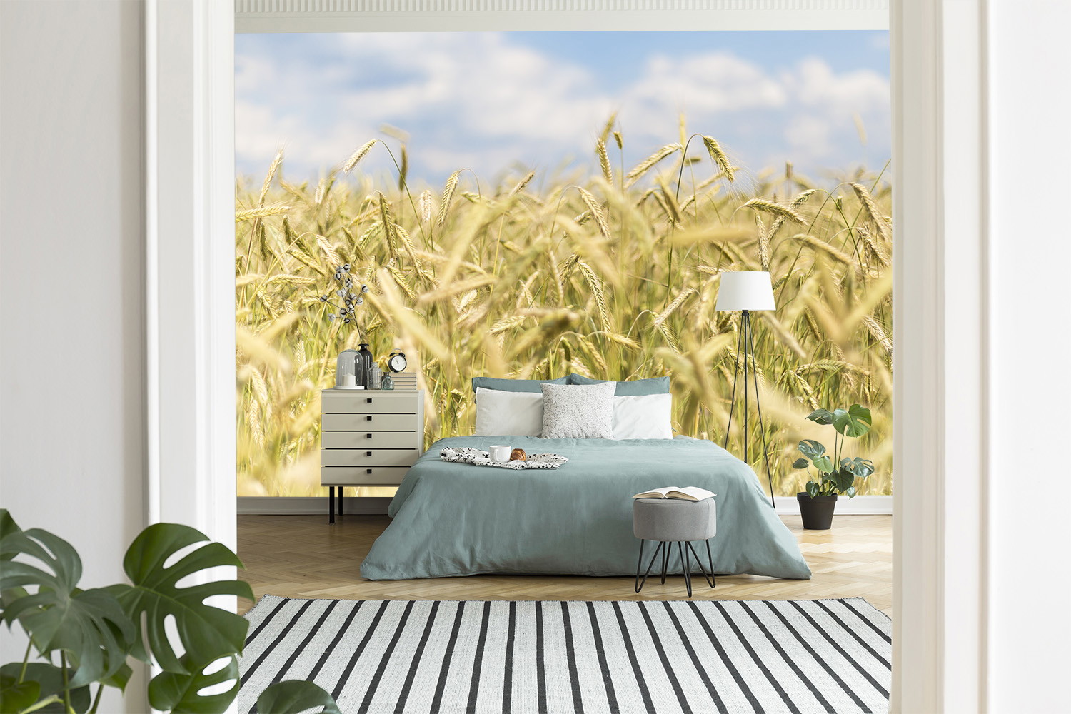 Fototapete - Blick in ein Schlafzimmer mit goldener Weizenfeldtapete, Bett, Nachttisch und Lampe