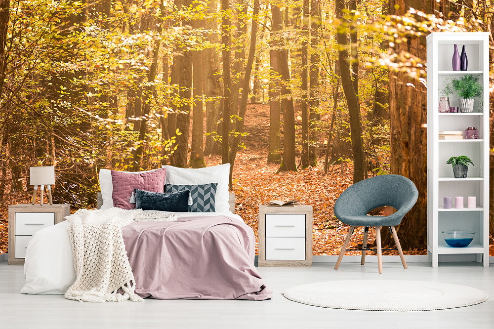 Fototapete - Gemütliches Schlafzimmer mit herbstlichen Waldbäumen als Fototapete, modernen Möbeln und dekorativen Kissen