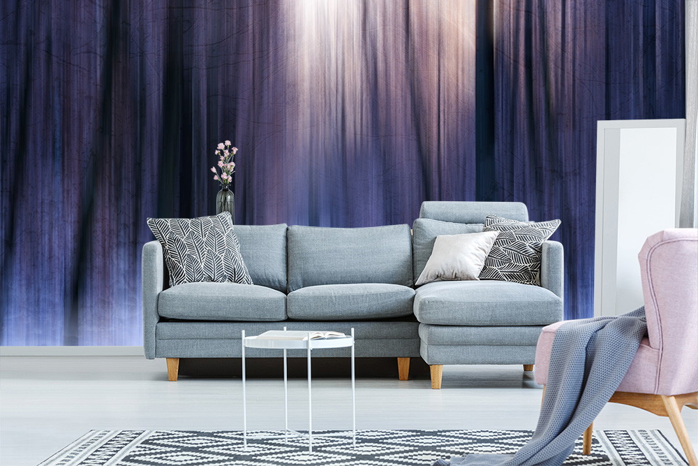 Fototapete - Elegantes Wohnzimmer mit bequemer grauer Couch, modernen Akzenten und Waldbild als Kulisse