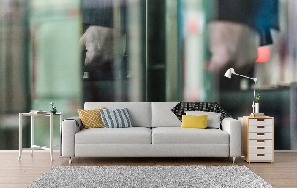 Muurschildering - Lichte woonkamer met stijlvolle bank en abstract behang
