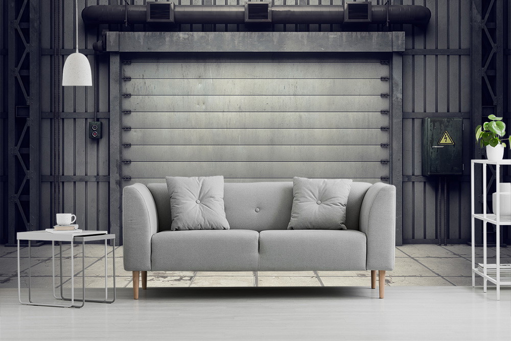 Papier peint photo - Canapé gris dans un salon moderne à l'ambiance industrielle avec un mur métallique en arrière-plan