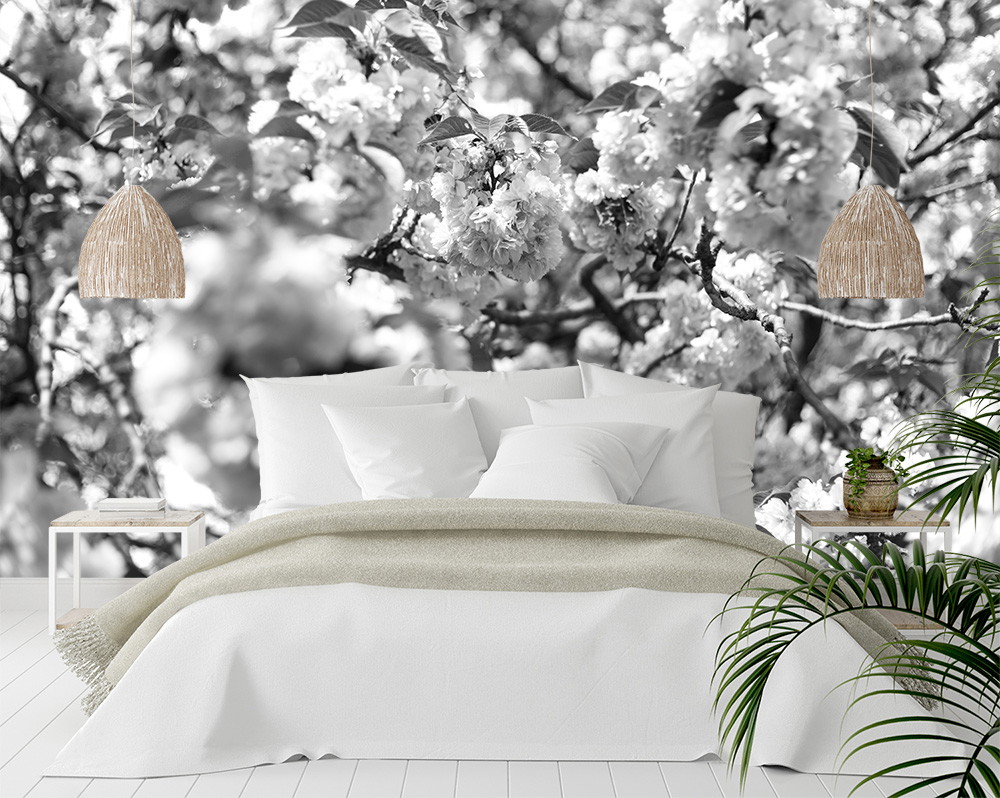 Fototapete - Modernes Schlafzimmer mit Bett und Blütenwand im Schwarz-Weiß-Design