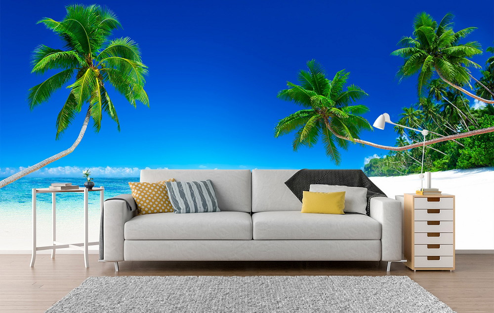 Papier peint photo - Un salon moderne avec un grand papier peint photo représentant une plage tropicale avec des palmiers et un ciel bleu.
