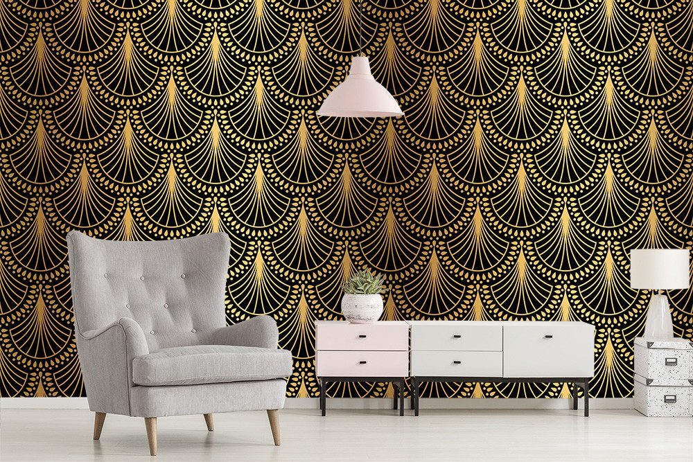Fototapete - Wohnzimmereinrichtung mit stilvoller schwarz-goldener Art-Deco-Muster-Tapete, grauem Sessel und modernen Möbeln