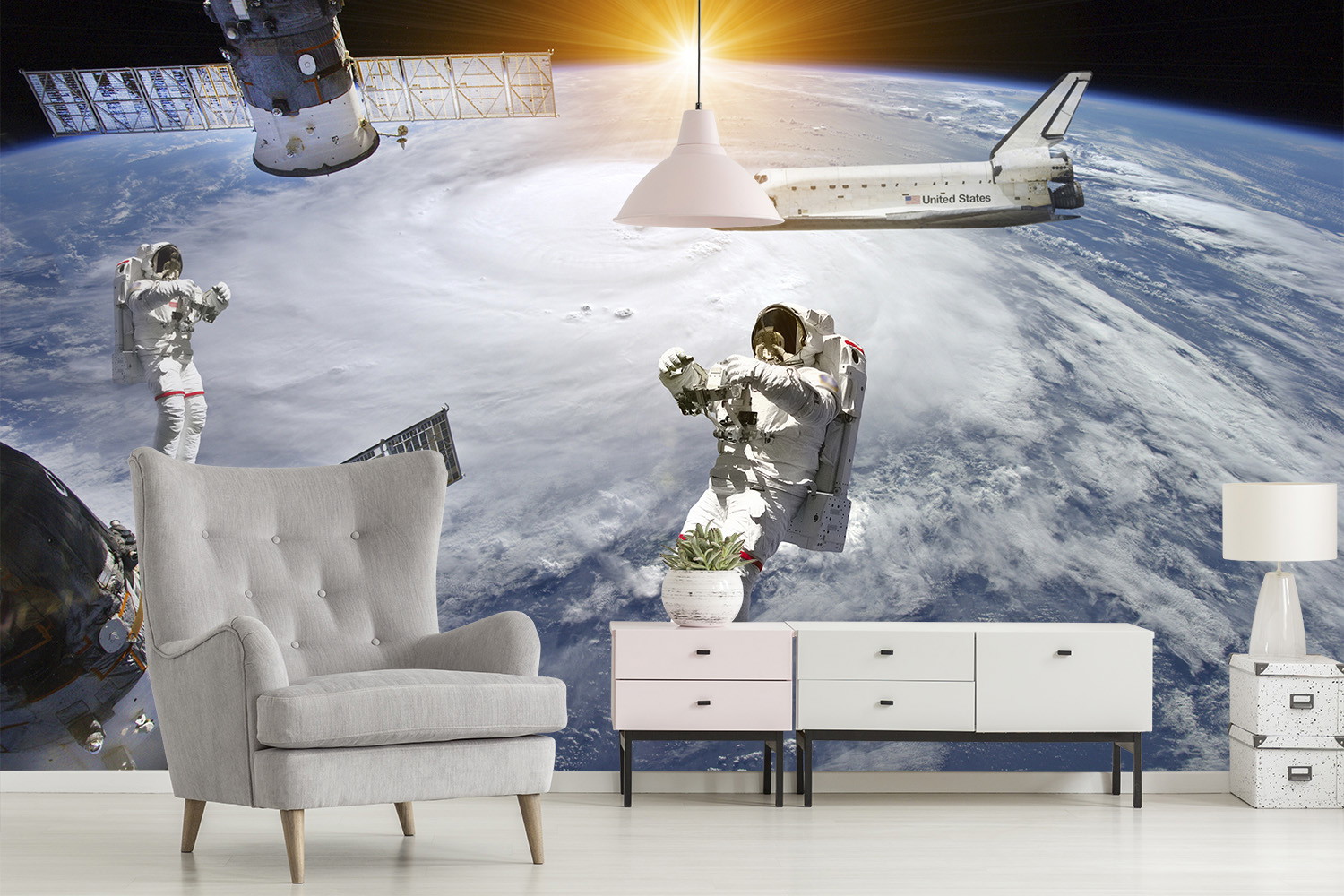 Muurschildering - scène van astronauten in de ruimte en de aarde op de achtergrond, gepresenteerd in een moderne woonkamer met meubels