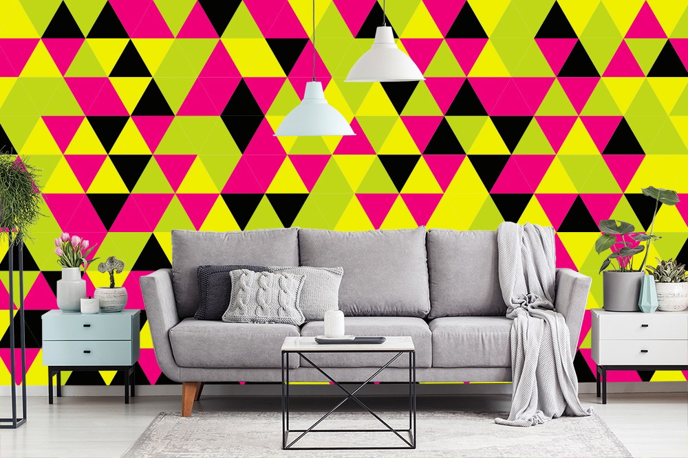 Papier peint photo - salon avec canapé gris et papier peint géométrique coloré composé de triangles noirs, jaunes et roses