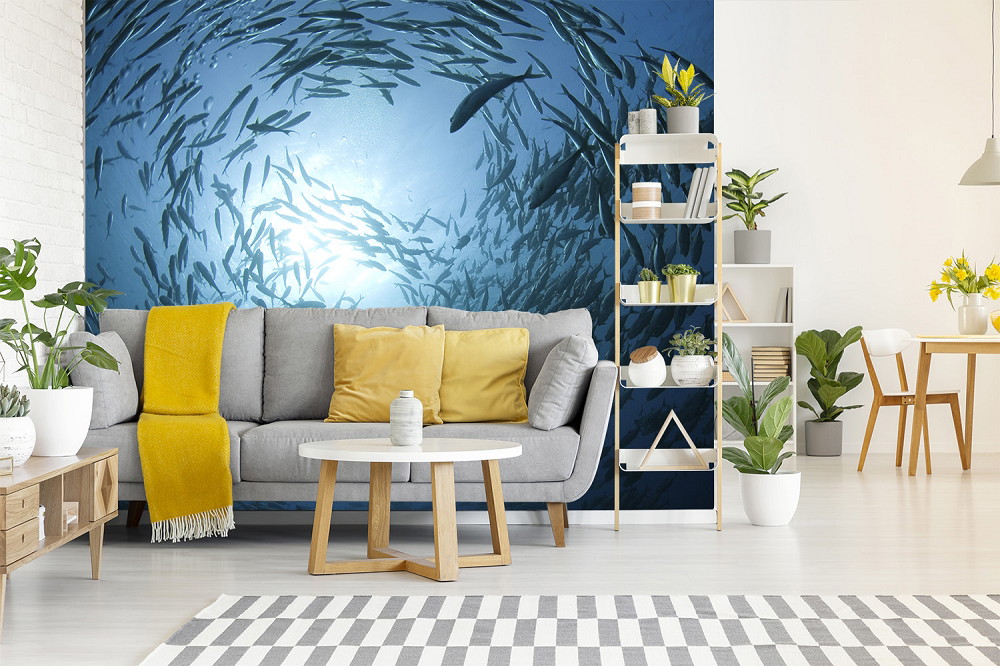 Papier peint photo - salon avec un canapé élégant et un papier peint décoratif avec un design de banc de poissons