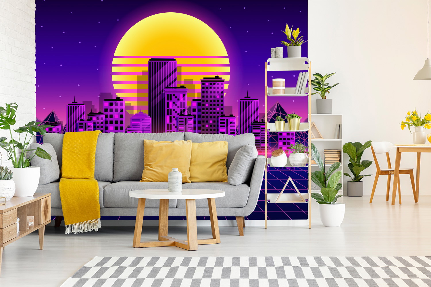 Fototapete - Wohnzimmer mit stilvoller Fototapete einer Stadtlandschaft in lebendigen Neonfarben, kombiniert mit grauem Sofa und gelben Akzenten