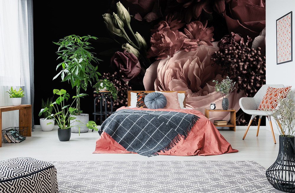 Fototapete - Schlafzimmer mit Bett, Pflanzen und einer großen, floralen Fototapete an der Wand, die Rosen und andere Blumen zeigt