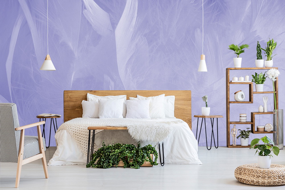 Fototapete - Gemütliches Schlafzimmer mit lila Federwand, Holzbett, Pflanzen und dekorativen Elementen
