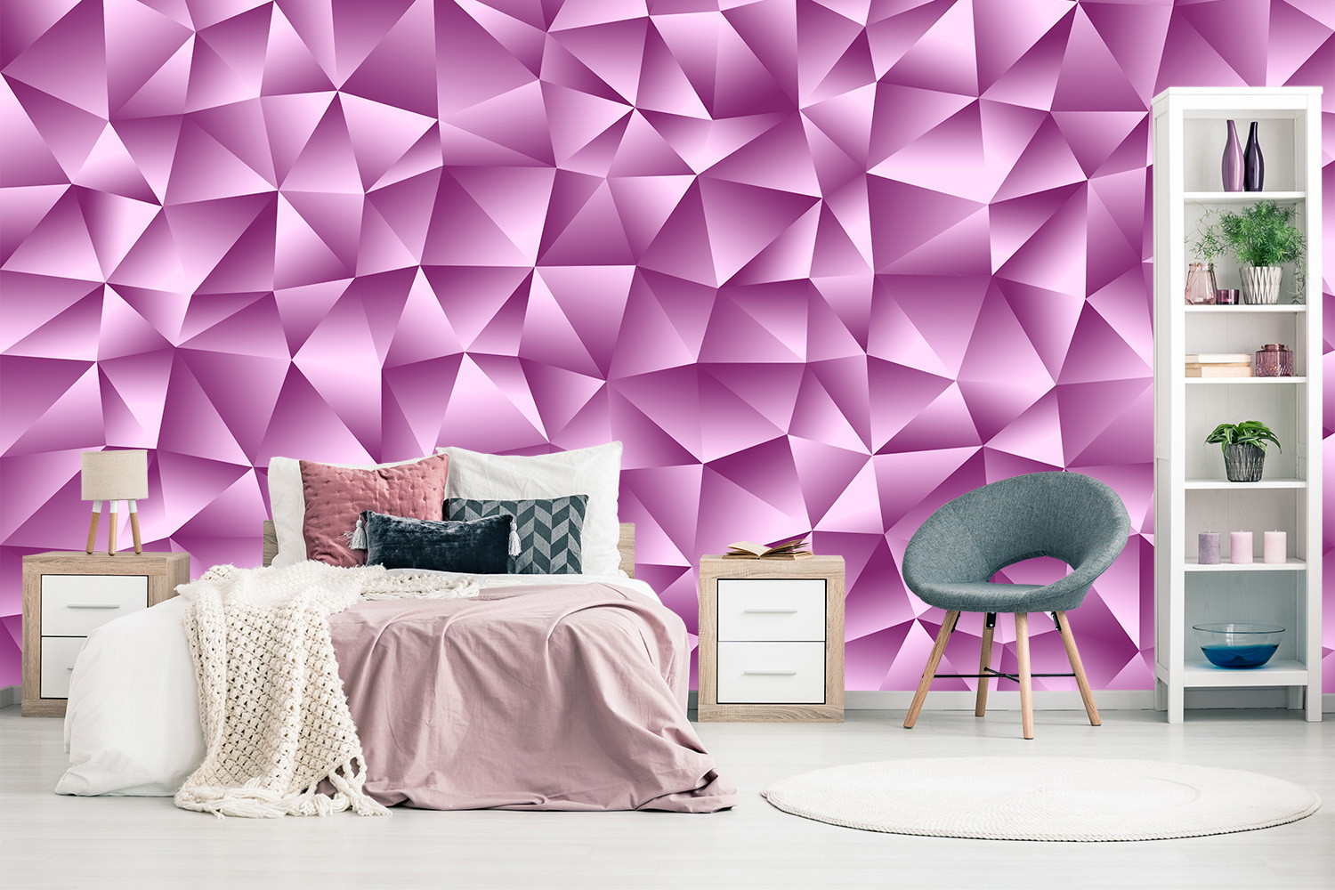 Papier peint photo - Chambre à coucher stylée avec un papier peint rose géométrique moderne et un intérieur confortable