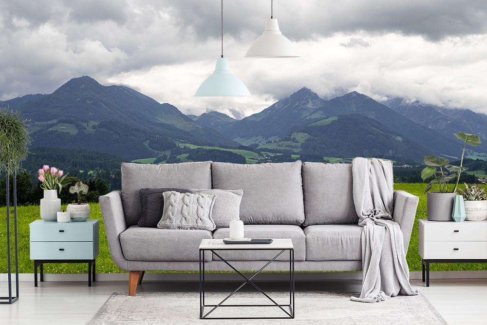Papier peint photo - Salon moderne avec canapé gris et plantes devant un pittoresque décor de montagne