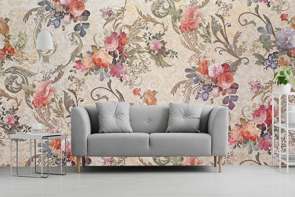 Fototapete - Wohnzimmer mit eleganter Blumenmuster-Wand und grauem Sofa