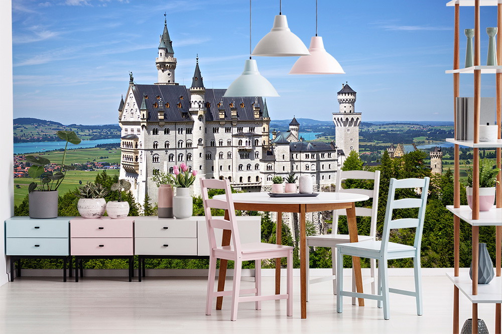 Fototapete - Esszimmer mit malerischer Aussicht auf Schloss Neuschwanstein im Hintergrund