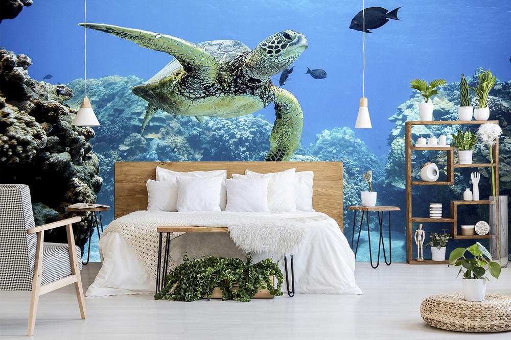 Fototapete - Schildkröte schwimmt über ein farbenfrohes Korallenriff in einem stilvoll eingerichteten Schlafzimmer