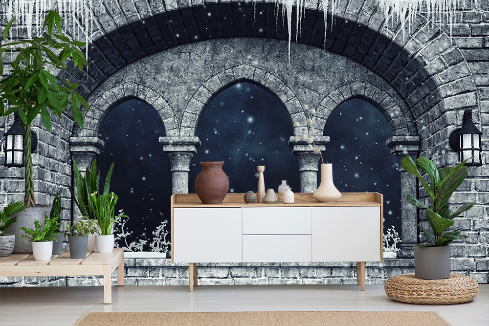 Papier peint photo - Arche de pierre avec scène hivernale, entourée de mobilier moderne et de plantes