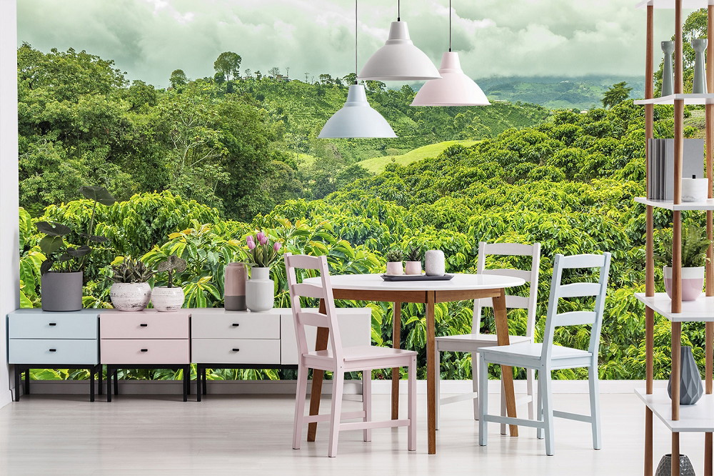 Papier peint photo - Salle à manger lumineuse avec une table ronde en bois, des chaises blanches et une superbe vue panoramique sur une forêt dense et verte