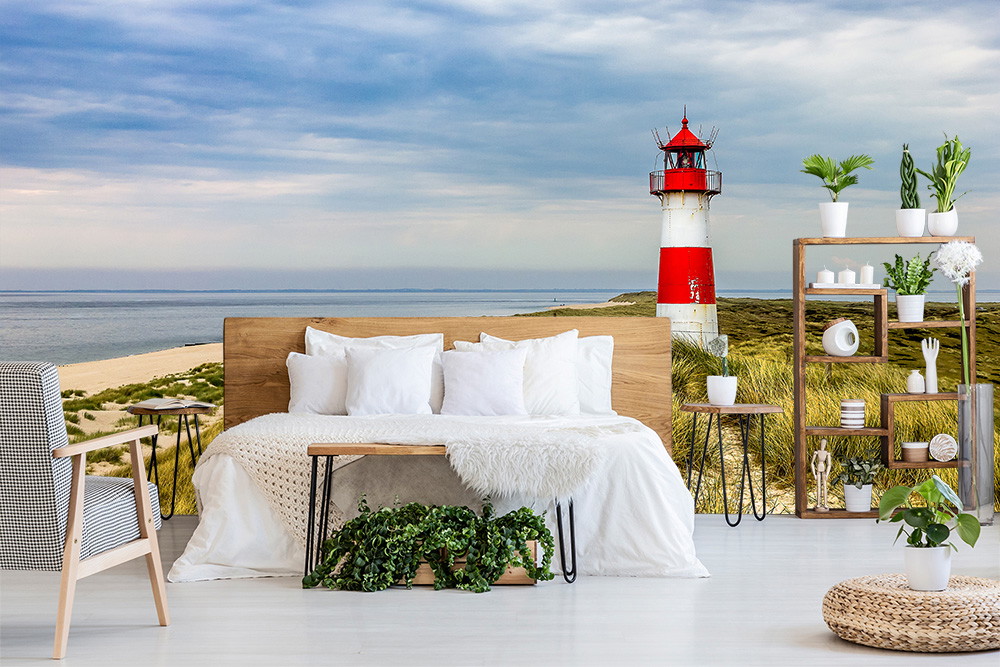 Muurschildering - Slaapkamer met houten meubels en panorama van vuurtoren aan de kust
