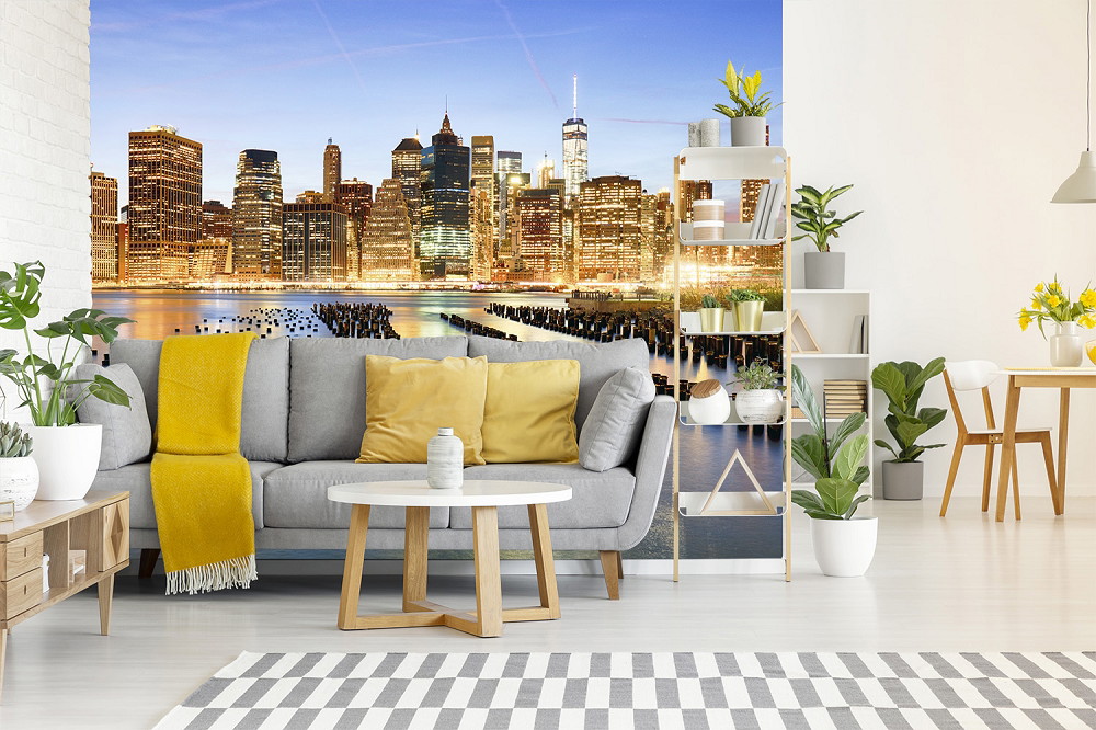 Fototapete - Stilvoll eingerichtetes Wohnzimmer mit fotorealistischer Skyline-Tapete und Pflanzen