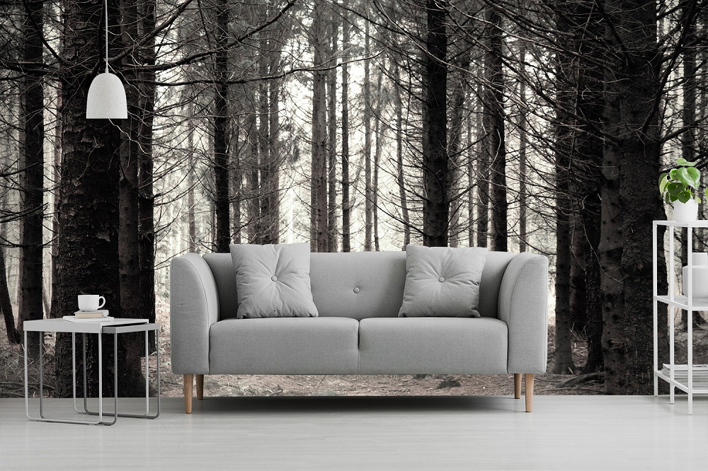 Fototapete - Graues Sofa vor einer Wald-Fototapete, mit moderner Hängelampe und Beistelltisch