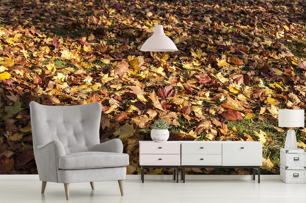 Papier peint photo - salon avec papier peint représentant des feuilles d'automne et un intérieur moderne