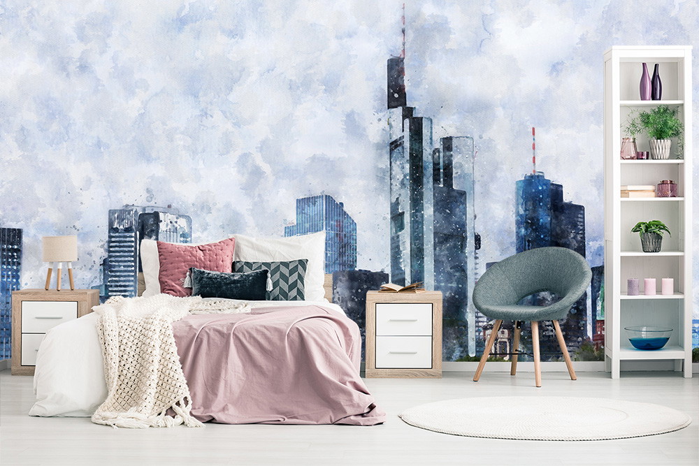 Fototapeta - Sypialnia z tapetą przedstawiającą miejską panoramę w akwarelowym stylu, uzupełniona przytulnym łóżkiem, stolikami nocnymi i półką
