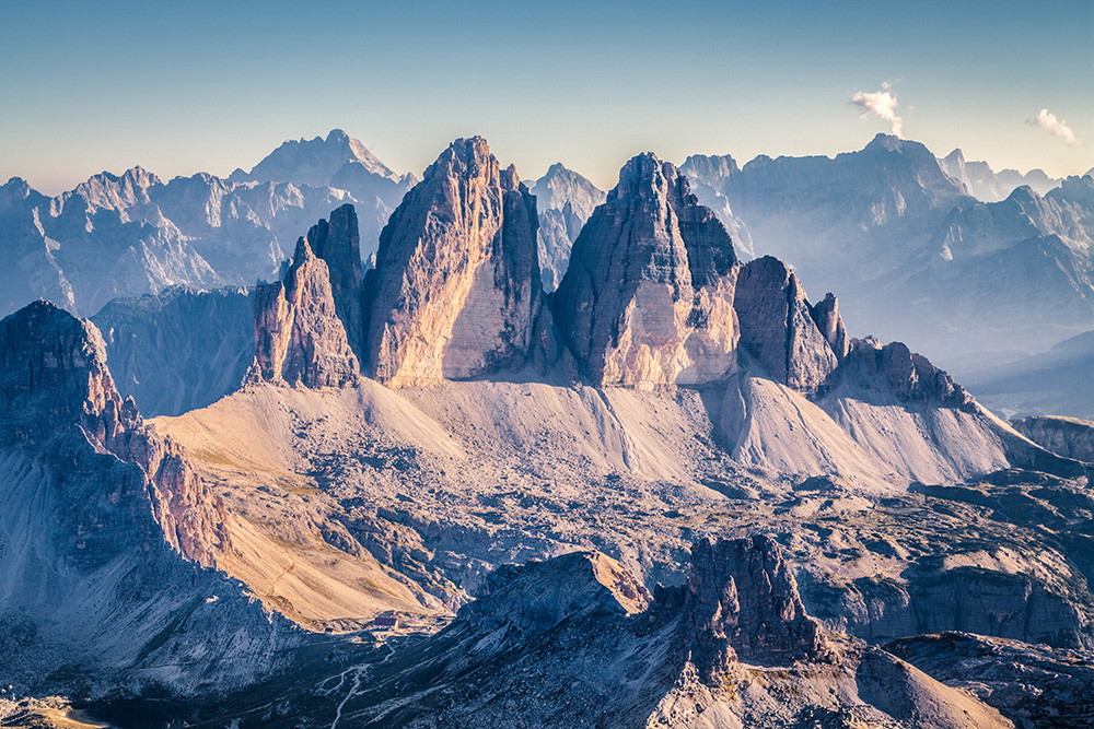 Fototapeta ścienna - Majestatyczny górski krajobraz Dolomitów z uderzającymi szczytami Trzech Szczytów w oddali