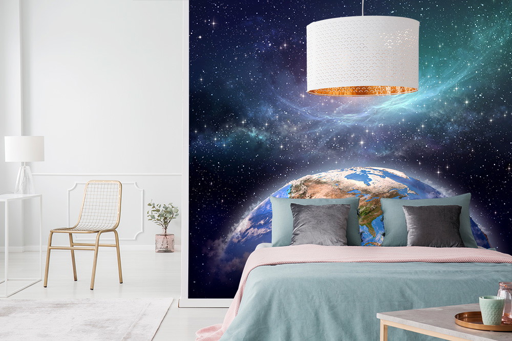 Fototapete - Schlafzimmer mit einer Fototapete, die die Erde und den Weltraum zeigt, mit einem Sternenhimmel im Hintergrund