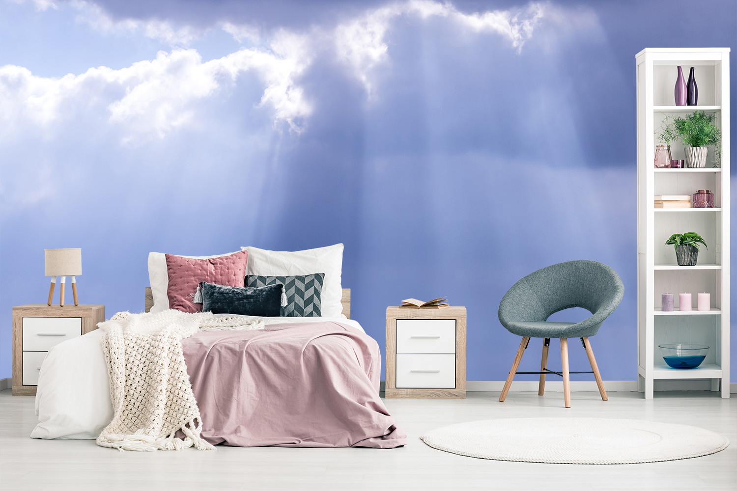 Fototapete - Schlafzimmer mit Himmel-Wandtapete, Bett mit Decken und Kissen, Nachtkästchen, grauer Stuhl und offenes Regal