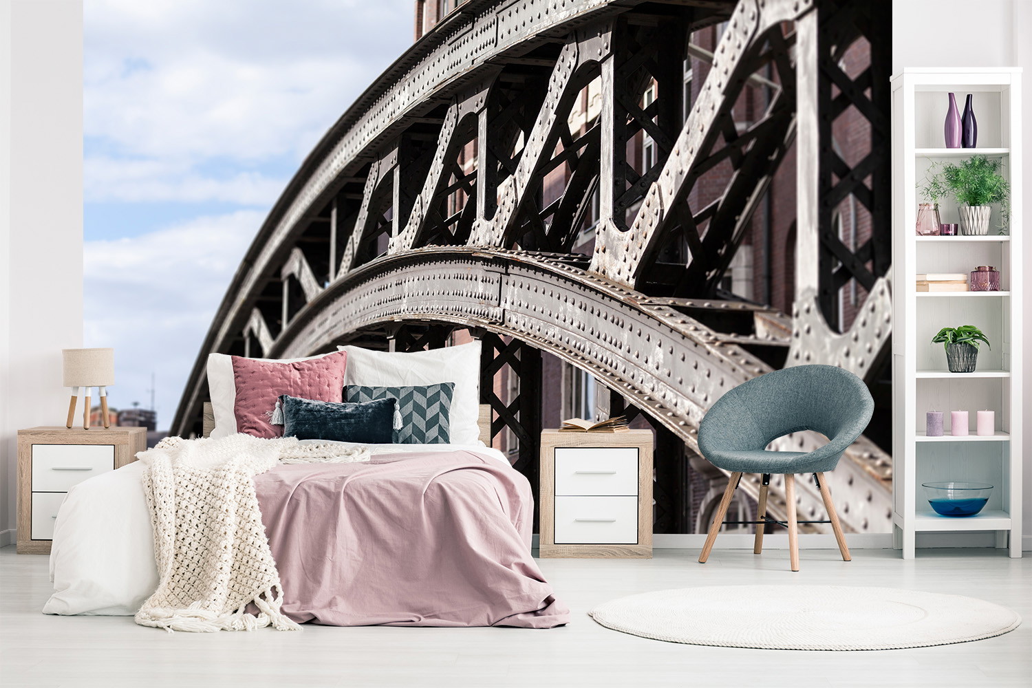 Fototapete - Eine große, detailreiche Brücke als Tapete hinter einem stilvollen Schlafzimmer, das moderne Einrichtungselemente kombiniert.