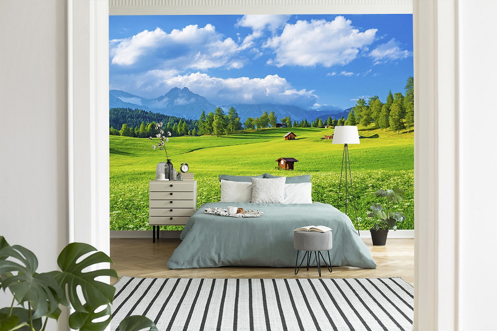 Fototapete - Schlafzimmer mit malerischer Landschaftstapete: grüne Wiesen, Berge und blauer Himmel