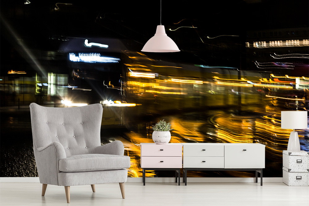 Fototapete - Modernes Wohnzimmer mit grauem Sessel, skandinavischem Sideboard und stimmungsvollem Nachthintergrund
