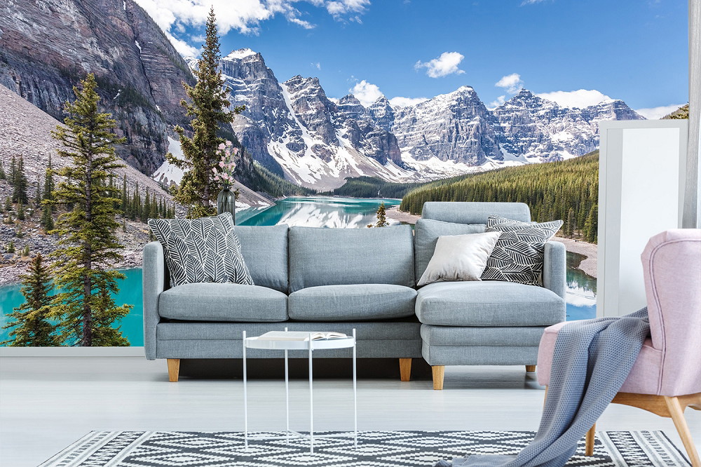 Fototapeta - Salon z nowoczesnymi meblami i widokiem na zapierający dech w piersiach górski krajobraz nad jeziorem Moraine Lake