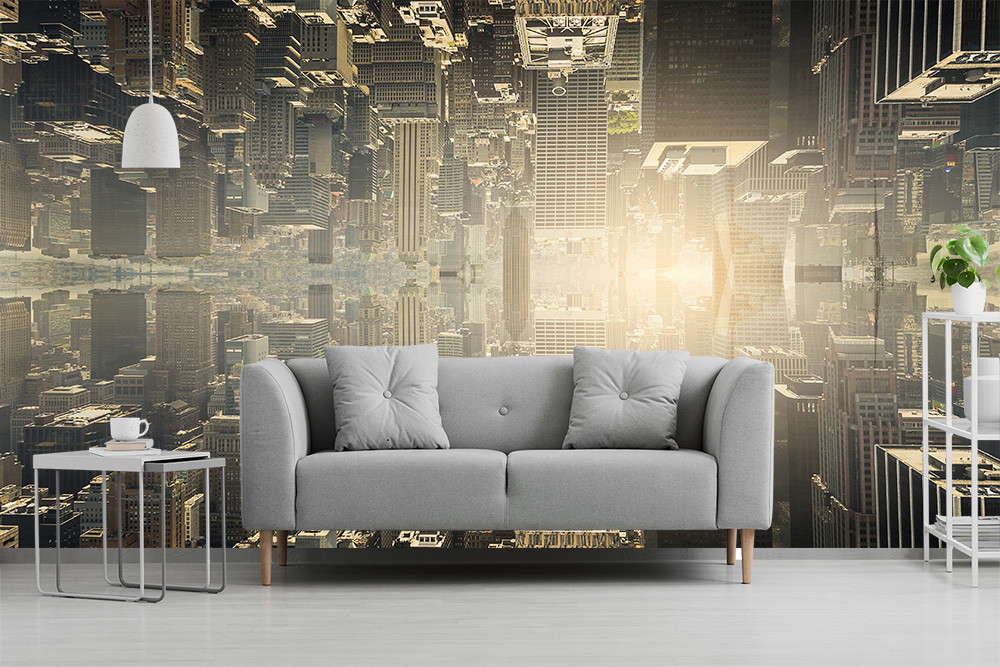 Fototapete - Graues Sofa vor einer Wand mit urbanem, umgekehrtem Stadtbild
