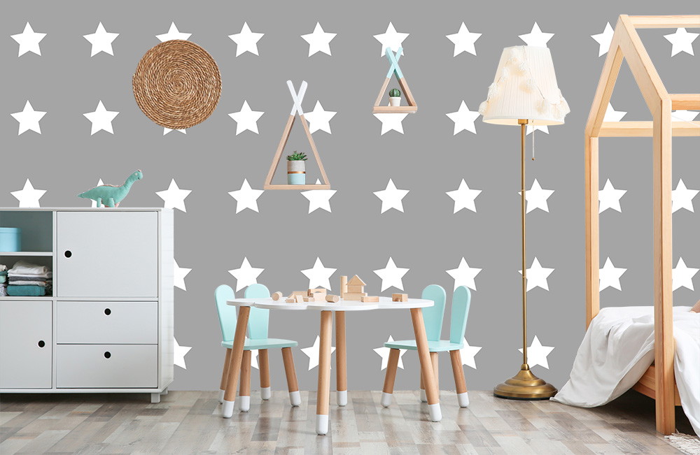 Fototapete - Kinderzimmer mit grauer Tapete mit weißen Sternen, blauen Stühlen, Holztisch, Regal mit Dinosaurierfigur und Lampe.