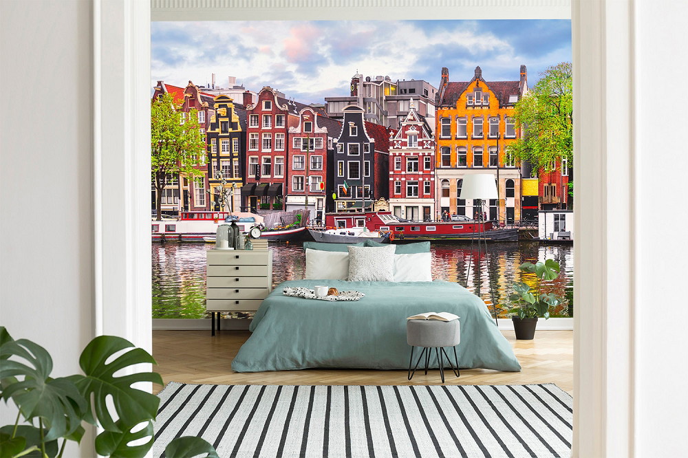 Papier peint photo - chambre à coucher avec vue sur les maisons colorées sur les canaux et l'eau courante à Amsterdam