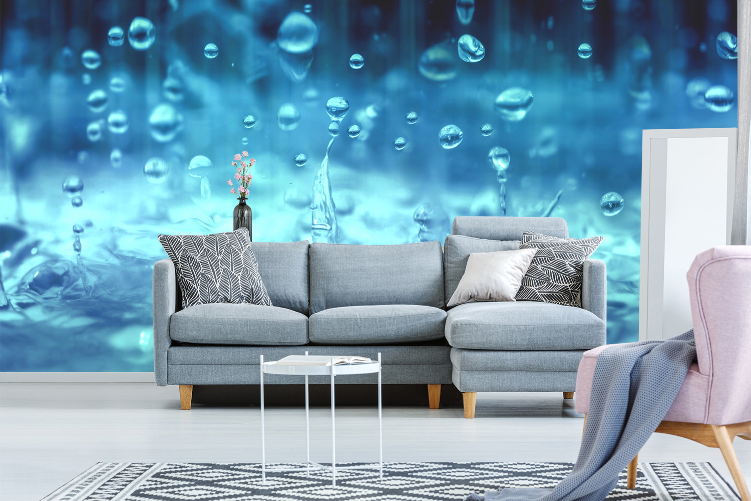 Fototapete - Wohnzimmer mit grauem Sofa und blauer Wassertropfenmusterwand