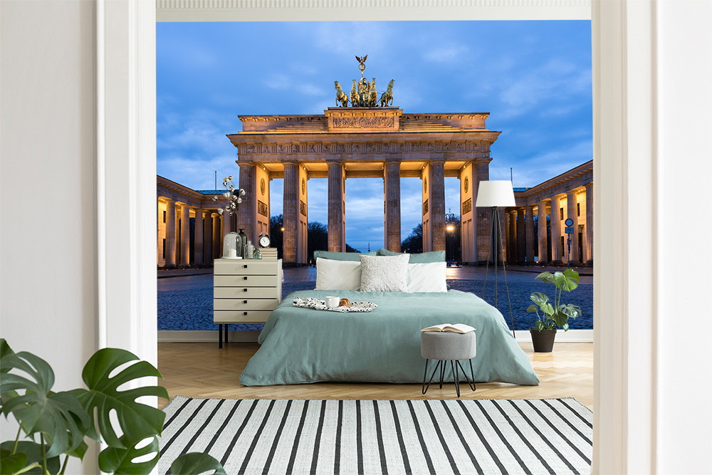 Fototapete - Schlafzimmer mit modernem Design und einer Fototapete des Brandenburger Tors bei Dämmerung