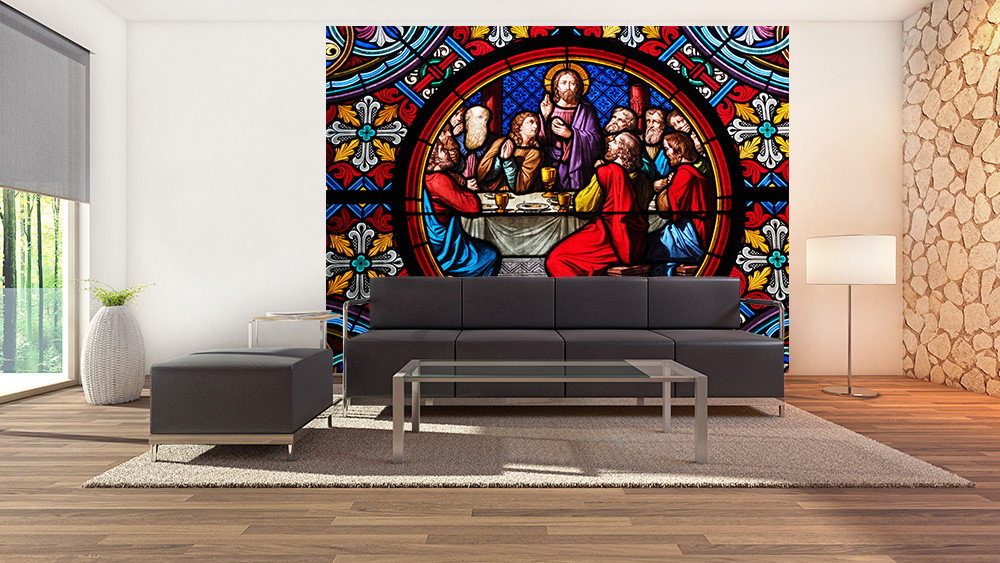 Muurschildering - Woonkamer met elegante bank en glasraammotief als muurdecoratie