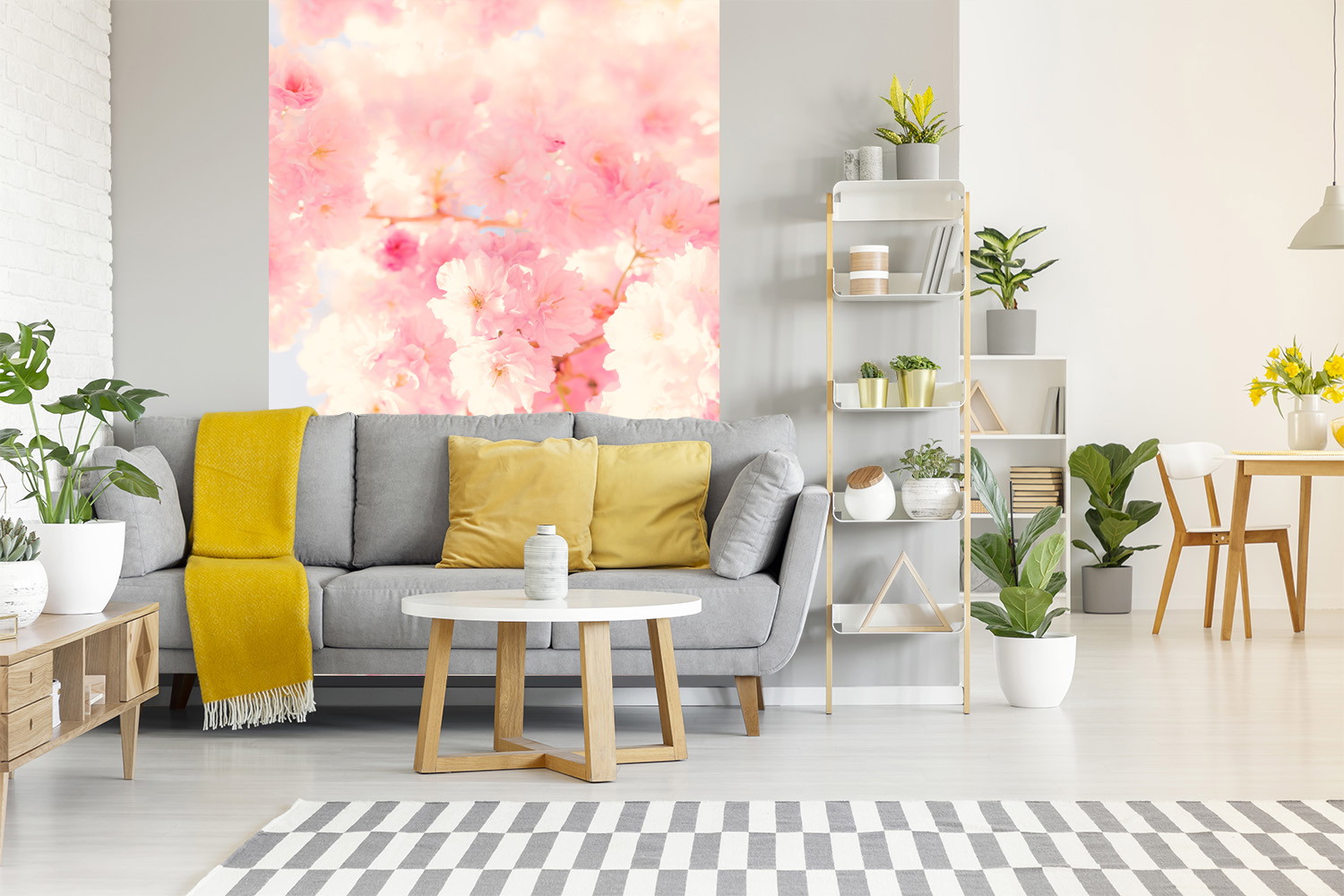 Papier peint photo - Salon moderne avec un canapé gris, des accents jaunes et un papier peint photo avec des fleurs de cerisier roses sur le mur