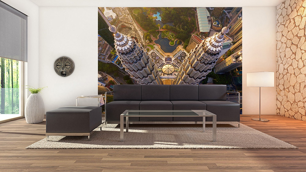 Fototapete - Modernes Wohnzimmer mit Sofagarnitur und beeindruckender Fototapete der Petronas Towers aus der Vogelperspektive