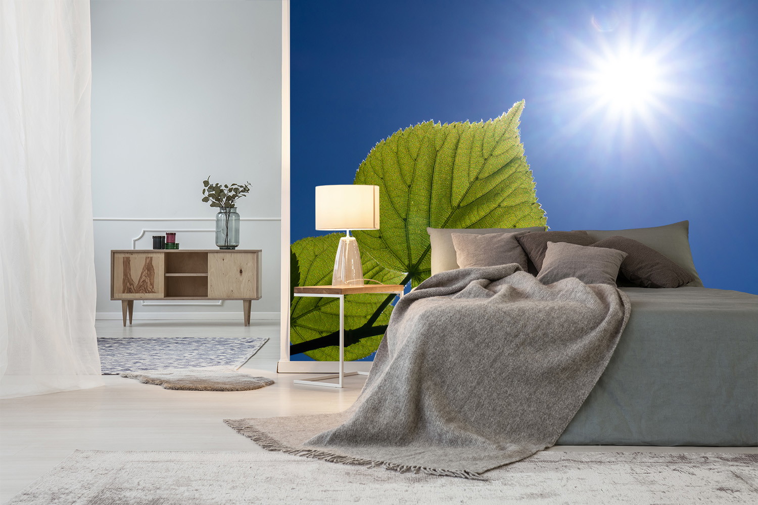Fototapete - Modernes Schlafzimmer mit großem grünem Blatt im Sonnenlicht als Wanddesign