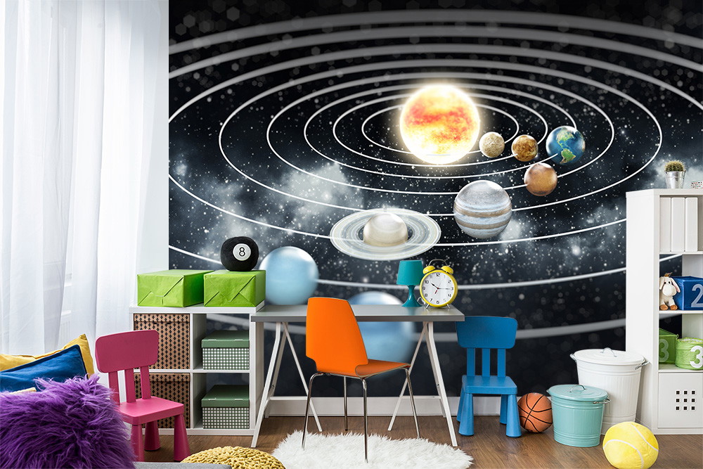 Fototapete - Kinderzimmer mit Solarsystem-Wandbild und bunten Möbeln