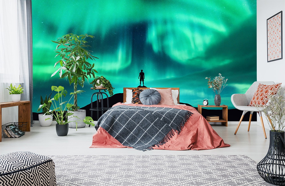 Fototapete - Moderne Schlafzimmerdekoration mit Polarlichtern als Wandmotiv, umgeben von stilvollen Pflanzen und Möbeln