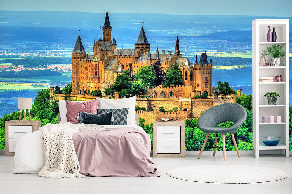 Fototapete - Majestätische Burg auf Hügel in malerischer Landschaft als Wandbild im Schlafzimmer