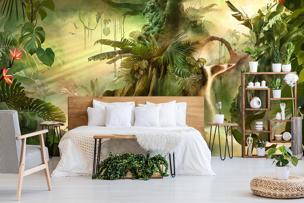 Papier peint photo - chambre à coucher avec forêt tropicale et motif de cascade, entourée de plantes et de lumière naturelle