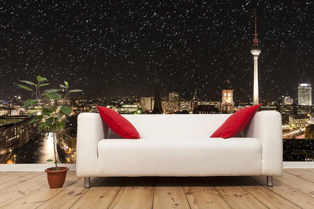 Fototapeta - Przytulny salon z sofą, rośliną doniczkową i nocnym widokiem na panoramę Berlina