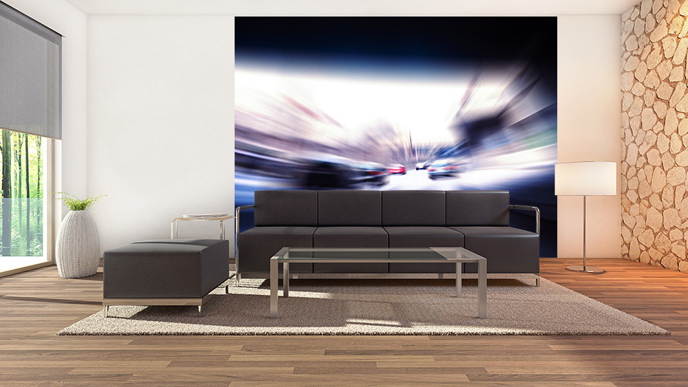 Fototapete - Wohnzimmer mit moderner Einrichtung und einer dynamischen Fototapete, die ein verschwommenes städtisches Szenario darstellt, schwarze Couch und Glastisch im Vordergrund